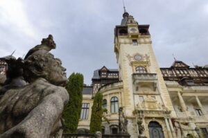Bucharest: Dracula Castle, Peles Castle & Brasov Old Town - Meeting point and timing: what can make or break your day